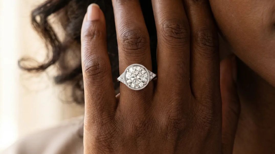⁣White gold Three-Stone Oval Diamond Ring